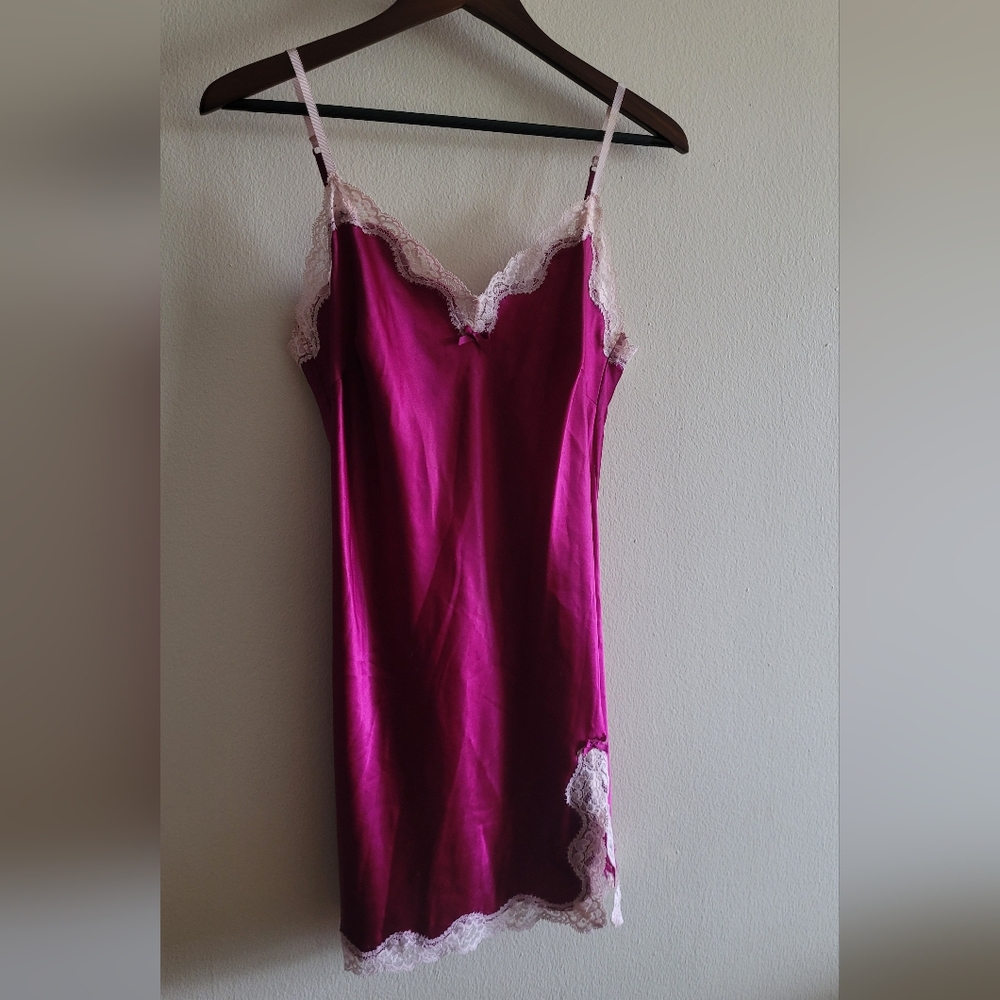 Victorias Secret delicate lace trimmed chemise satin slip Women's medium